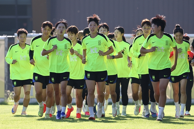 ▲2026 아이치·나고야 아시안게임에 출전하는 여자 축구 대표팀이 7일 충청남도 천안 코리아풋볼파크에서 진행된 훈련에 집중하고 있다. (연합뉴스)