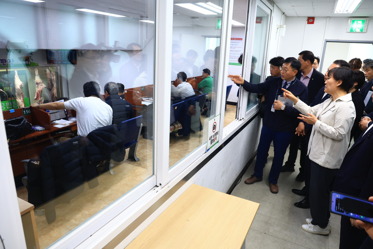 ▲송미령 농림축산식품부 장관이 14일 충북 음성군 농협축산물공판장을 찾아 소·돼지 등 축산물 수급 상황을 점검하고 있다. (사진제공=농림축산식품부)