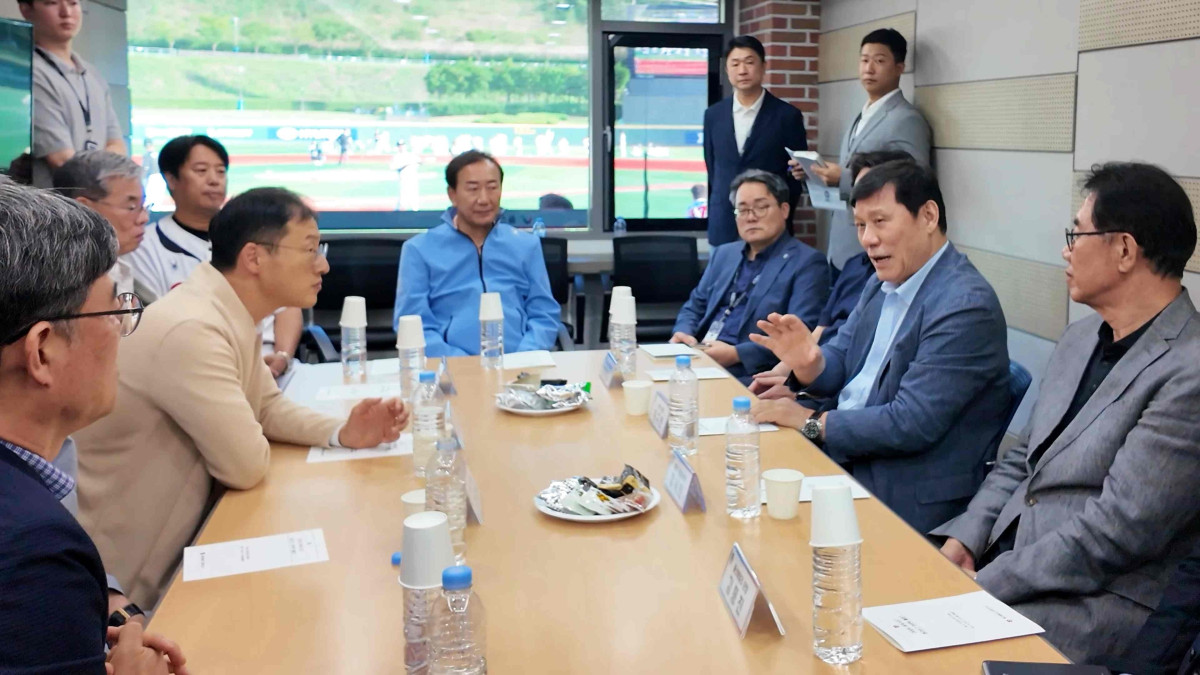 ▲KBO 허구연 총재, 문수야구장 방문 사진. (사진제공=KBO)