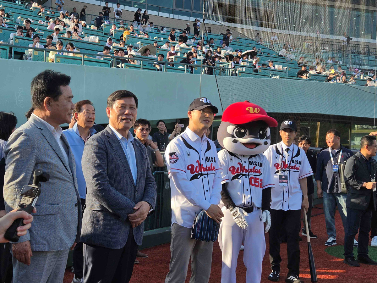 ▲KBO 허구연 총재, 문수야구장 방문 사진. (사진제공=KBO)