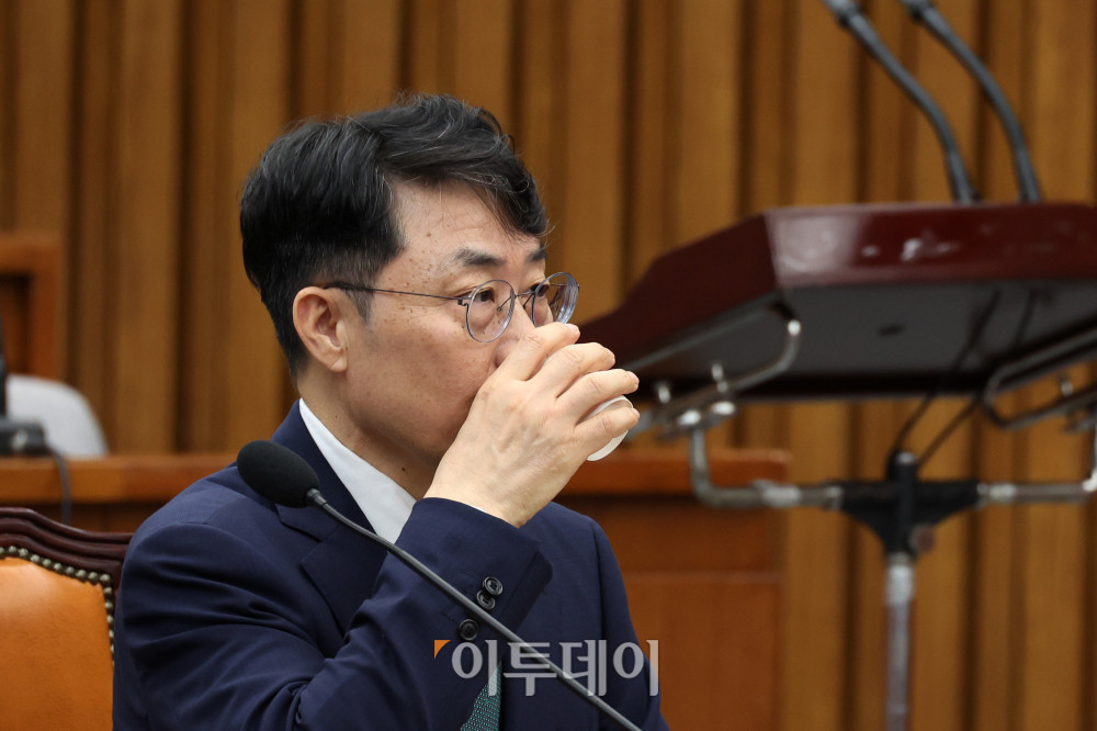 ▲김성수 대법관 후보자가 14일 서울 여의도 국회에서 열린 인사청문회에서 물을 마시고 있다. 고이란 기자 photoeran@