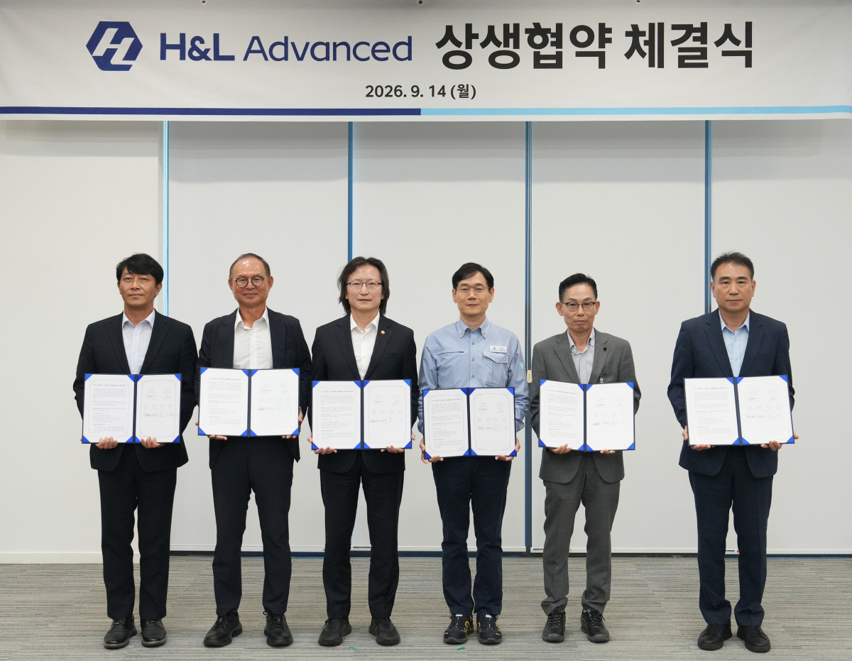 ▲주병기 공정거래위원회 위원장(왼쪽에서 세 번째)이 14일 충남 서산시 HD현대오일뱅크 대산공장에서 H&L어드밴스드 및 협력사와 상생협약을 체결한 후 기념 촬영을 하고 있다. (사진제공=공정거래위원회)