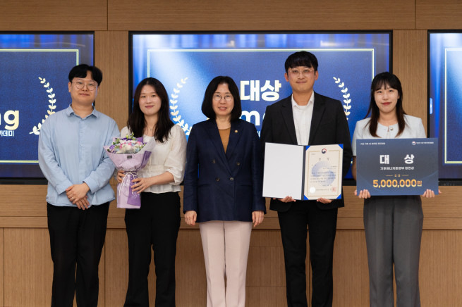 ▲이미선(가운데) 기상청장이 14일 기상·기후 AI 해커톤 경연대회 시상식에서 대상 수상팀과 기념촬영을 하고 있다. (사진제공=기상청)