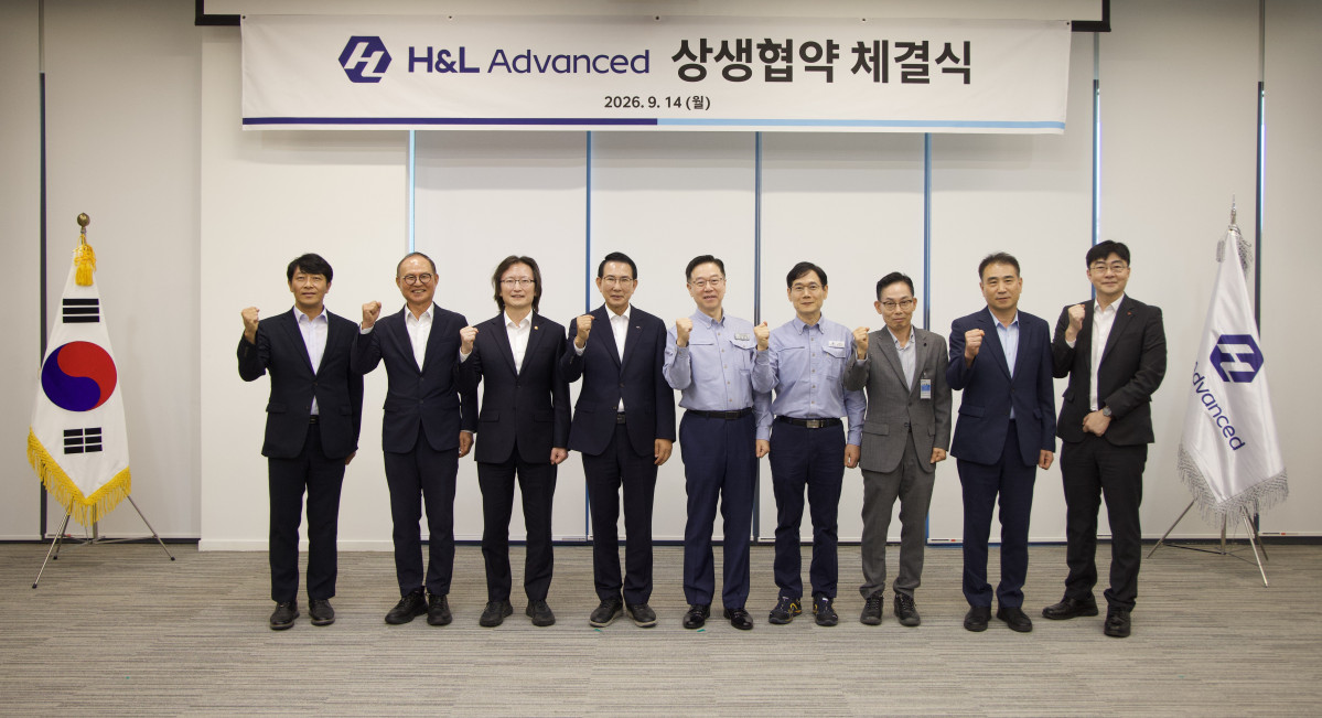 ▲14일 대산 석유화학 산업단지에서 진행된 'H&L어드밴스드-협력사 상생협약 체결식' 기념촬영 모습.(왼쪽 세번째부터 주병기 공정거래위원장, 이완섭 서산시장, 송명준 HD현대오일뱅크 대표, 조남수 H&L어드밴스드 대표) (사진제공=HD현대)