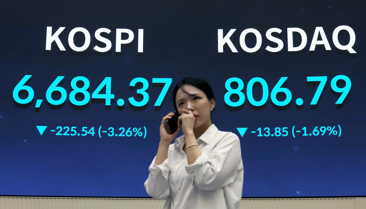 ▲코스피가 사흘 연속 하락하며 여섯 거래일 만에 6700선을 다시 내줬다. 중동 지역을 둘러싼 불확실성에 국제유가가 뛰고 미국의 기준금리 인상 우려가 커진 영향이다. 14일 서울 여의도 한국거래소 시세게시판에 시황이 표시되고 있다. 이날 코스피는 전 거래일 대비 225.54포인트(3.26%) 내린 6684.37에, 코스닥은 13.85포인트(1.69%) 내린 806.79에 장을 마감했다. 신태현 기자 holjjak@