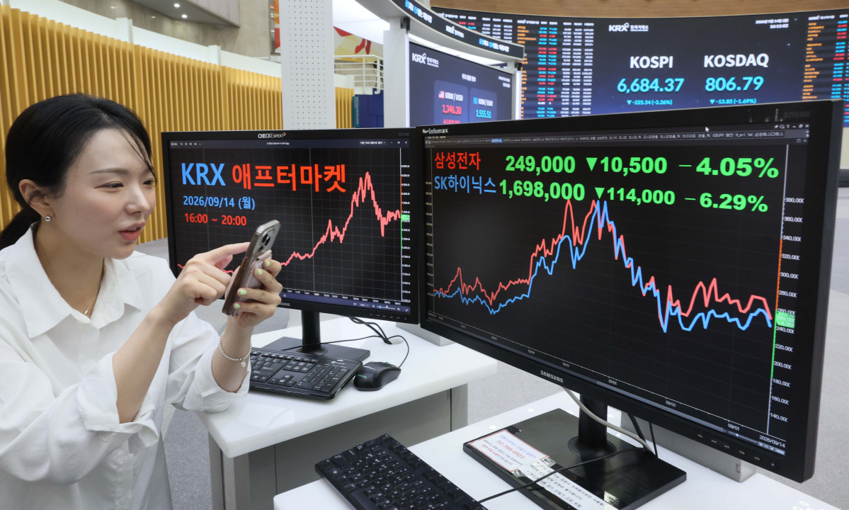 ▲한국거래소(KRX)가 14일 정규장 종료 이후 오후 4시부터 8시까지 운영하는 애프터마켓을 새로 열면서 기존 6시간 30분에서 ‘10시간 30분 거래 시대’가 열렸다. 기존 오후 4~6시 운영되던 시간외단일가 시장은 폐지됐다. 대신 매수·매도 호가가 맞으면 즉시 체결되는 실시간 접속매매 방식이 도입됐다. 거래 대상의 기본 범위는 코스피·코스닥 상장 주식과 주식예탁증서(DR)다. 이날 서울 여의도 한국거래소에서 애프터마켓이 운영되고 있다. 신태현 기자 holjjak@