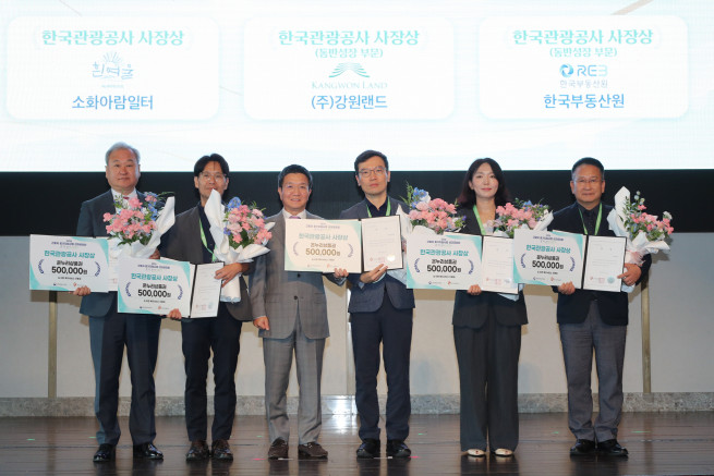 ▲강원랜드는 10일 한국관광공사 ‘2026 근로자 휴가지원 사업’에서 동반성장 부문 우수기업으로 선정됐다. <우측에서 첫번째 전제만 강원랜드 ESG상생본부장> (사진제공 = 강원랜드)