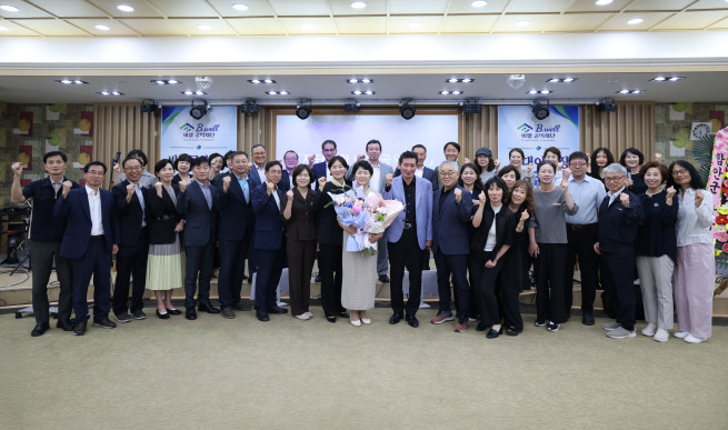▲비에이치아이는 비영리 재단법인 ‘비웰(B.well) 공익재단’의 설립 절차를 마치고 출범식을 개최했다. <왼쪽에서 11번째 이근흥 비에이치아이 대표이사 부회장> (사진제공 = 비에이치아이)