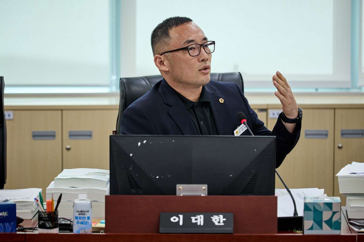 ▲이대한 경기도의원이 11일 경기도의회에서 열린 제393회 임시회 경기도청 예산결산특별위원회에서 문화체육관광 분야 제2회 추가경정예산안을 심사하고 있다. (경기도의회)