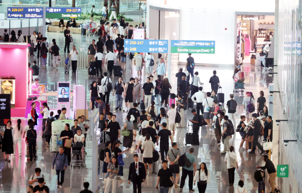 ▲8일 인천국제공항 제2여객터미널 면세구역이 여행객들로 붐비고 있다. 신태현 기자 holjjak@ (이투데이DB)