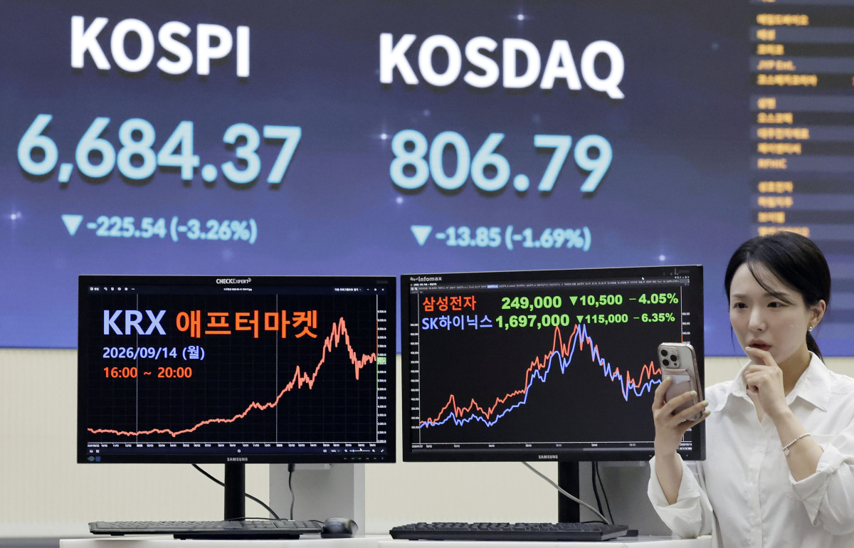 ▲한국거래소(KRX) '애프터마켓' 개장 첫날인 14일 서울 여의도 한국거래소에서 관계자가 애프터마켓의 각 단일종목별 실시간 시황을 확인하고 있다. (뉴시스)