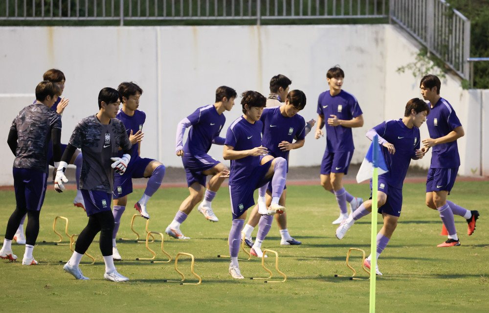 ▲2026 아이치·나고야 아시안게임 대한민국 남자 축구 국가대표 선수들이 14일 일본 아이치현 도요타시 스포츠파크에서 훈련을 하고 있다. (연합뉴스)