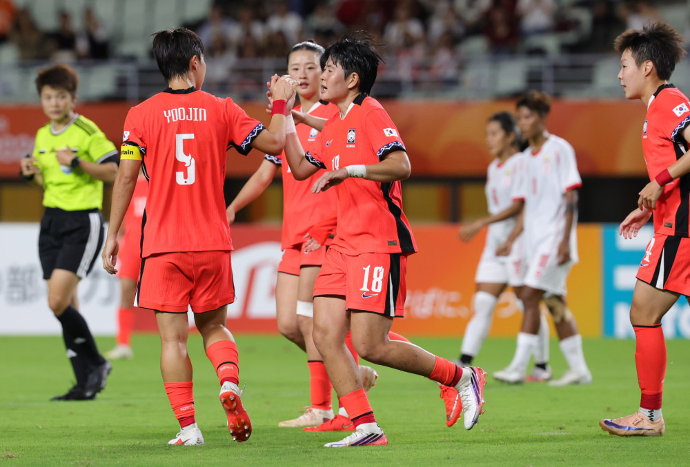 ▲14일 일본 오사카 얀마 스타디움 나가이에서 열린 2026 아이치·나고야 아시안게임 여자 축구 조별리그 1차전 대한민국과 미얀마의 경기.    한국 김민지가 두번째 골을 넣은 뒤 동료들과 기쁨을 나누고 있다. (연합뉴스)