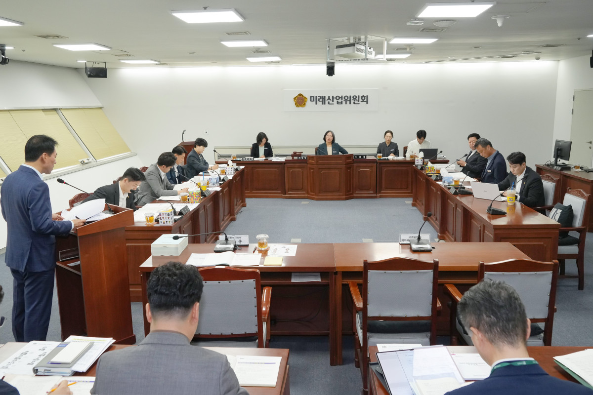▲전남광주통합특별시의회 미래산업위원회가 반도체산업지원단으로부터 업무보고를 받고 있다. (사진제공=전남광주통합특별시의회)