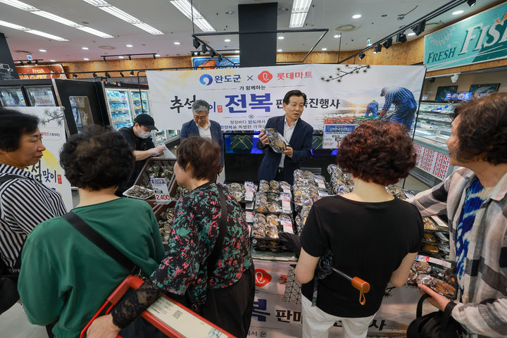 ▲김신 완도군수가 전남광주특별시 롯데마트 월드컵점에서 열린 전복 특판 행사장을 찾아 완도 전복의 우수성을 홍보하는 판촉 활동에 펼치고 있다. (완도군)
