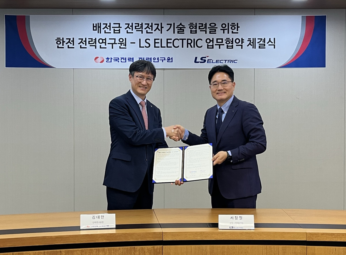 ▲LS일렉트릭은 14일 경기도 안양 LS타워에서 한전과 ‘배전급 전력전자 기술 협력을 위한 업무협약(MOU)’을 체결했다고 밝혔다. 사진은 서장철 LS일렉트릭 전력CTO(상무)(오른쪽)와 김대한 한전 전력연구원장(왼쪽)이 체결식에서 기념촬영을 하는 모습. (사진=LS일렉트릭)