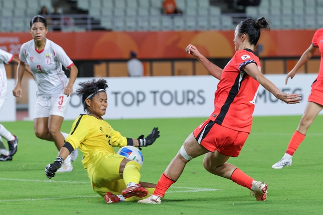 ▲14일 일본 오사카 얀마 스타디움 나가이에서 열린 2026 아이치·나고야 아시안게임 여자 축구 조별리그 1차전 대한민국과 미얀마의 경기. 한국 최유리가 상대 골키퍼의 태클을 받고 있다. (연합뉴스)