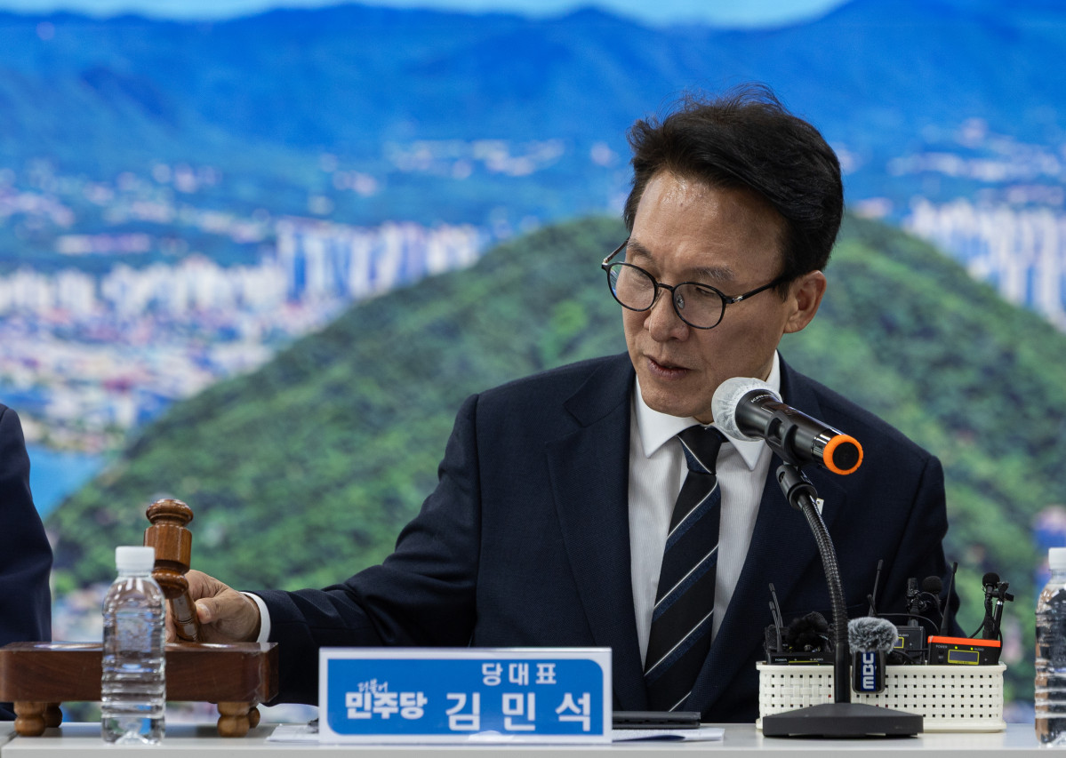 ▲김민석 더불어민주당 대표가 14일 강원 춘천시 더불어민주당 강원도당에서 열린 강원 최고위원회의에서 의사봉을 두드리고 있다. (사진= 더불어민주당 제공) 2026.09.14. (사진=뉴시스)
