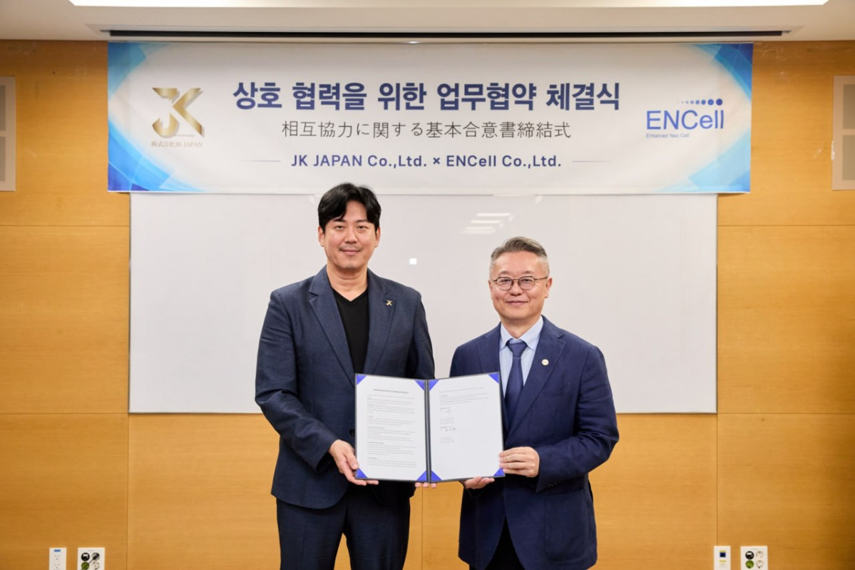 ▲(왼쪽부터) 박전수 JK JAPAN 대표이사, 장종욱 이엔셀 대표이사가 협약 체결 후 기념 촬영하고 있다. (사진제공=이엔셀)