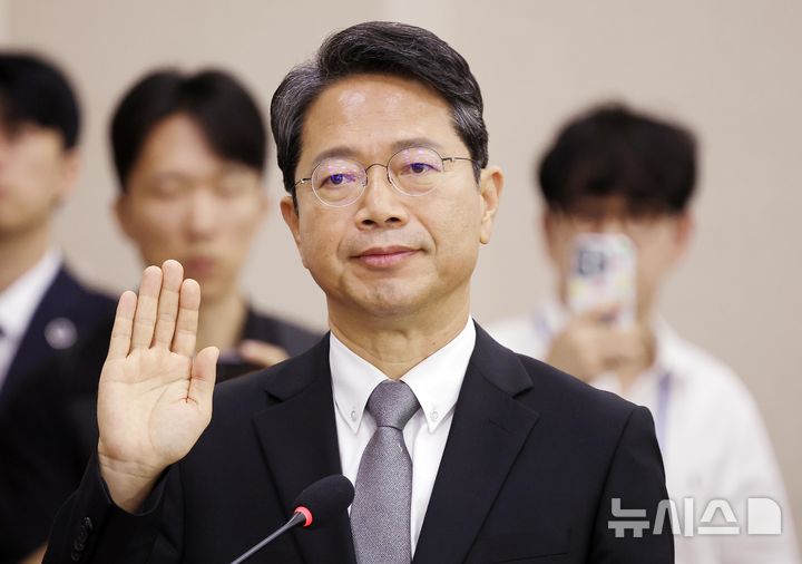 ▲김승원 법무부장관 후보자가 15일 서울 여의도 국회 법제사법위원회에서 열린 인사청문회에서 선서하고 있다. (뉴시스)