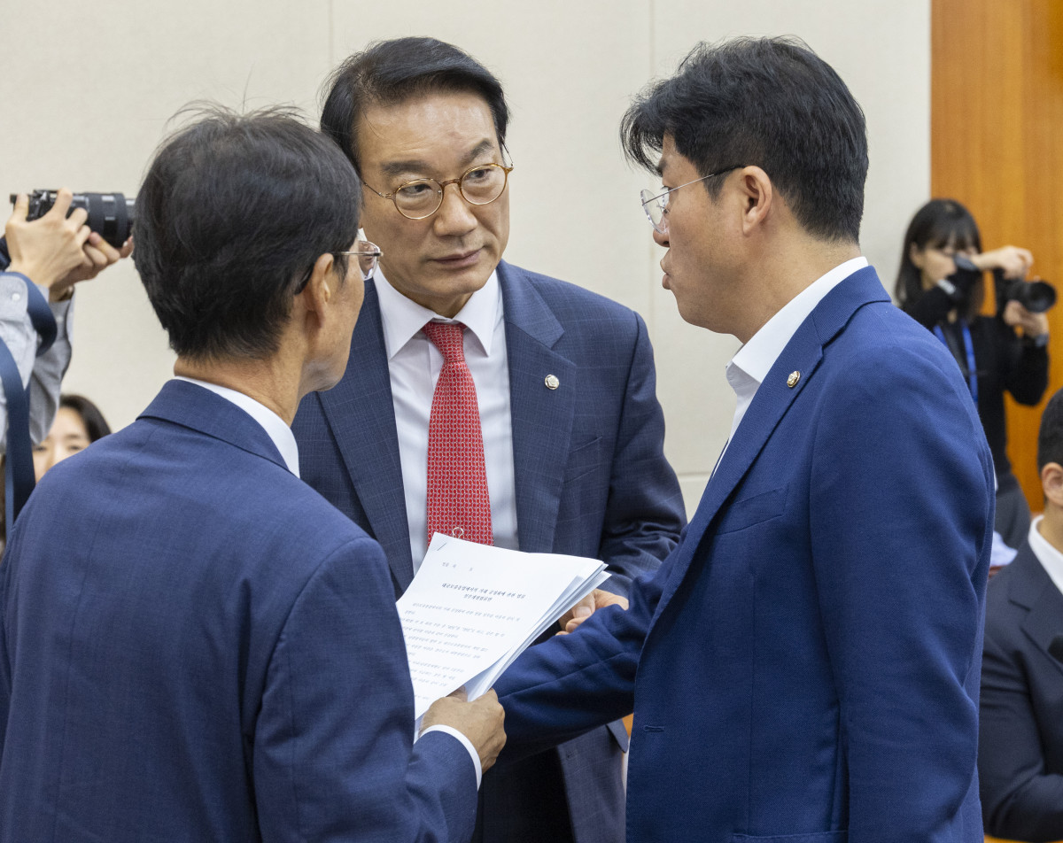 ▲국회 정무위원회 위원장인 더불어민주당 유동수 의원(왼쪽)과 여당 간사인 박상혁 의원(오른쪽), 야당 간사인 서일준 의원이 3일 국회에서 열린 정무위원회 전체 회의 도중 소위에서 처리한 법안 처리를 위해 협의하고 있다. 2026.9.3 (사진=연합뉴스)