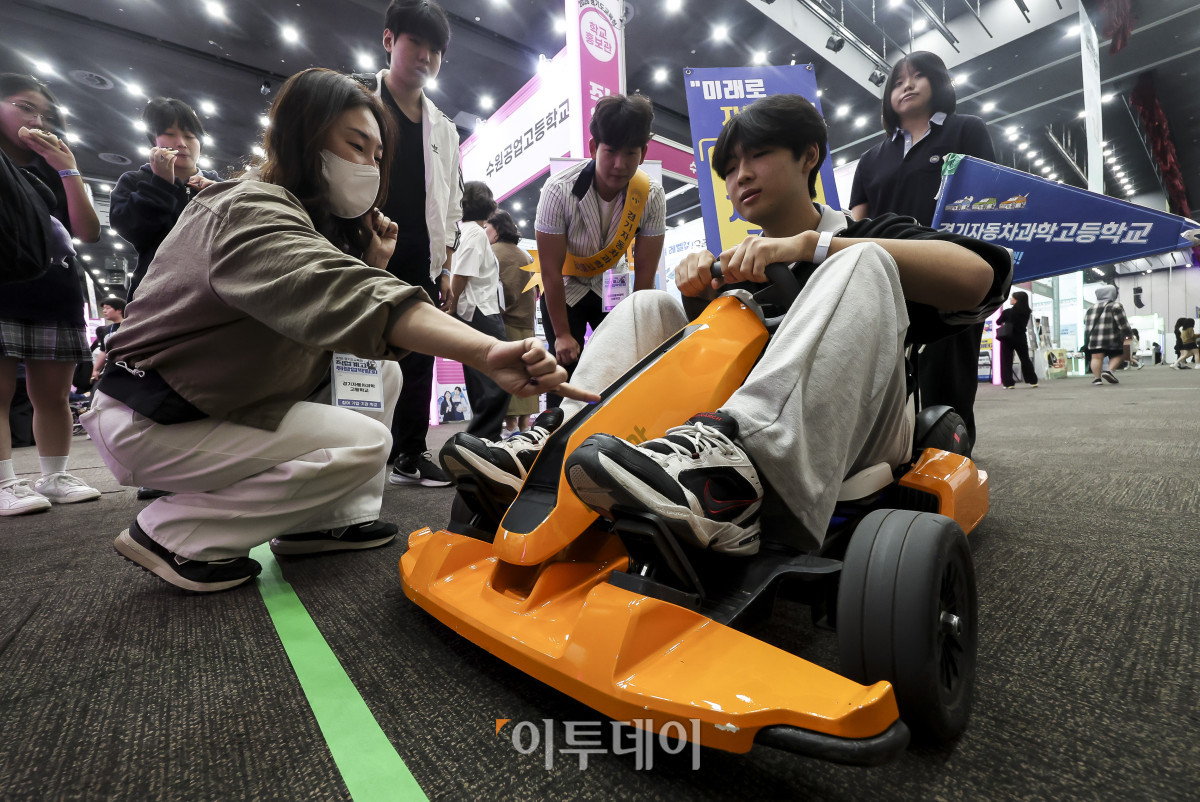 ▲15일 경기 고양시 킨텍스 제2전시장에서 열린 '2026 경기도교육청 직업계고 취창업박람회'를 찾은 학생들이 경기자동차과학고등학교 부스를 체험하고 있다. 경기도교육청이 개최하는 이번 박람회는 직업계고 학생의 취업 역량을 높이고 성공적인 사회 진출을 지원하기 위해 마련됐다. 박람회는 16일까지 이틀간 오전 10시부터 오후 4시까지 열리며 누구나 입장할 수 있다. 고성준 기자 joonko1@