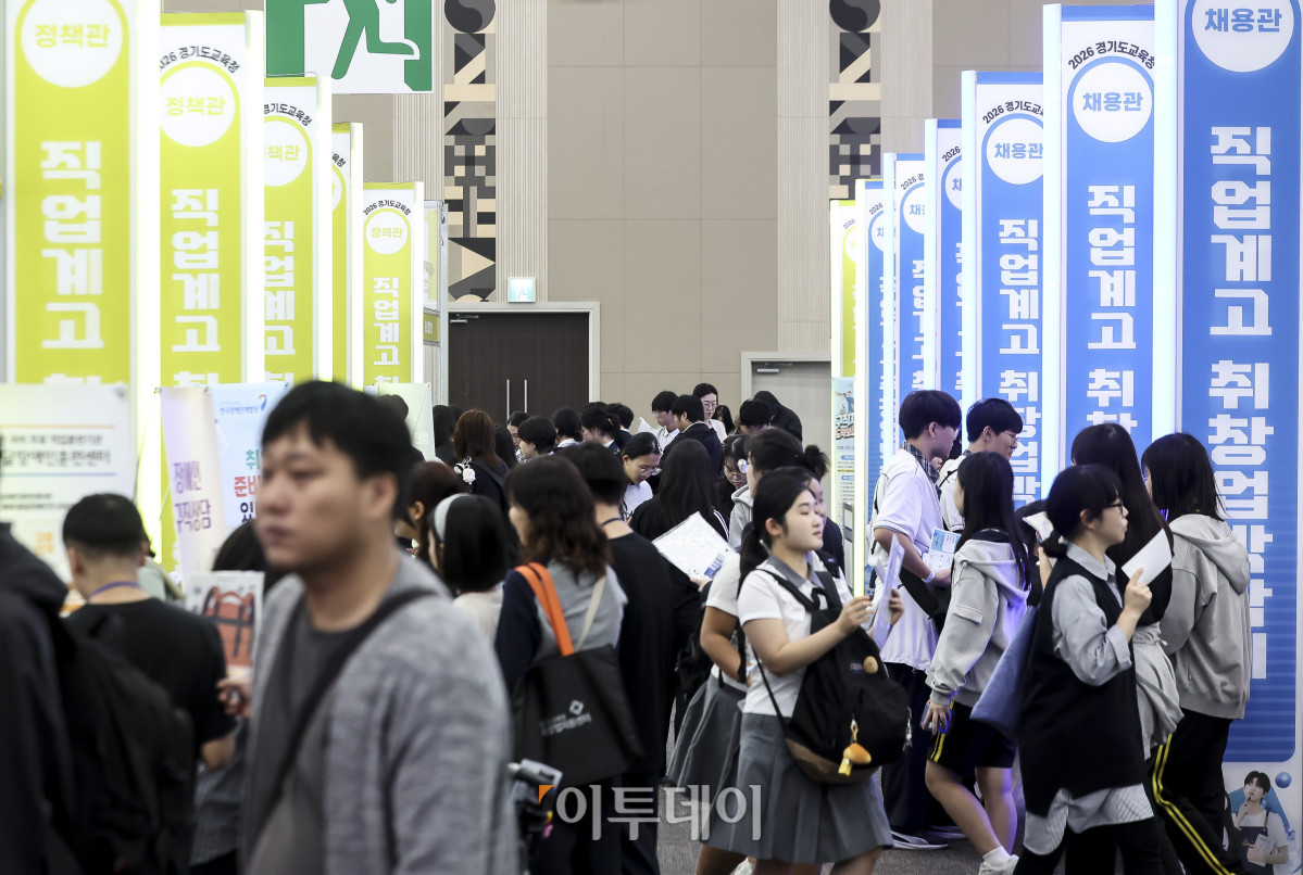 ▲15일 경기 고양시 킨텍스 제2전시장에서 열린 '2026 경기도교육청 직업계고 취창업박람회'를 찾은 학생들이 참가사 부스를 둘러보고 있다. 경기도교육청이 개최하는 이번 박람회는 직업계고 학생의 취업 역량을 높이고 성공적인 사회 진출을 지원하기 위해 마련됐다. 박람회는 16일까지 이틀간 오전 10시부터 오후 4시까지 열리며 누구나 입장할 수 있다. 고성준 기자 joonko1@