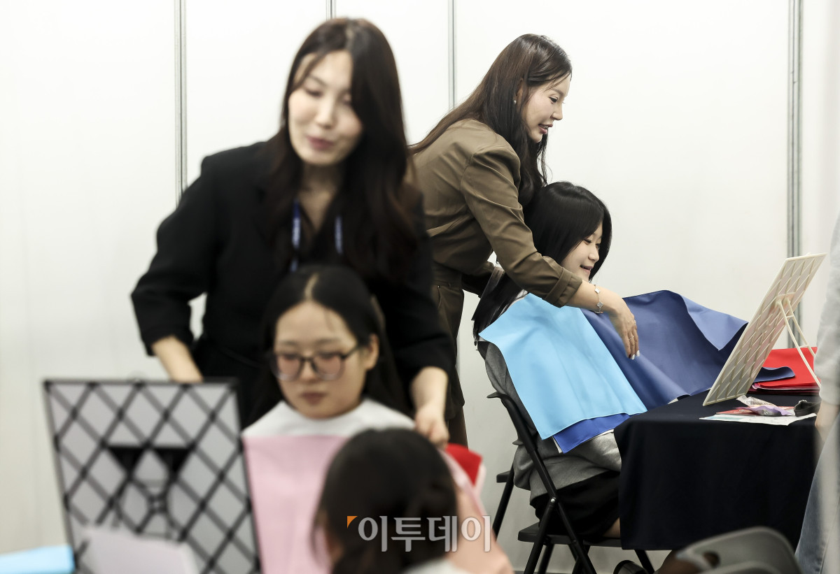 ▲15일 경기 고양시 킨텍스 제2전시장에서 열린 '2026 경기도교육청 직업계고 취창업박람회'를 찾은 학생들이 퍼스널컬러를 체크하고 있다. 경기도교육청이 개최하는 이번 박람회는 직업계고 학생의 취업 역량을 높이고 성공적인 사회 진출을 지원하기 위해 마련됐다. 박람회는 16일까지 이틀간 오전 10시부터 오후 4시까지 열리며 누구나 입장할 수 있다. 고성준 기자 joonko1@