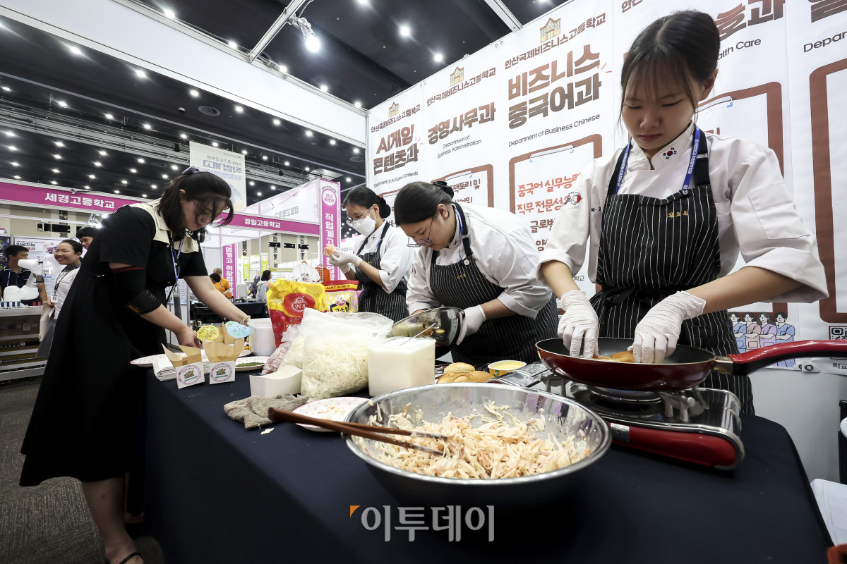 ▲15일 경기 고양시 킨텍스 제2전시장에서 열린 '2026 경기도교육청 직업계고 취창업박람회'에서 안산국제비즈니스고등학교 학생들이 음식을 조리하고 있다. 경기도교육청이 개최하는 이번 박람회는 직업계고 학생의 취업 역량을 높이고 성공적인 사회 진출을 지원하기 위해 마련됐다. 박람회는 16일까지 이틀간 오전 10시부터 오후 4시까지 열리며 누구나 입장할 수 있다. 고성준 기자 joonko1@