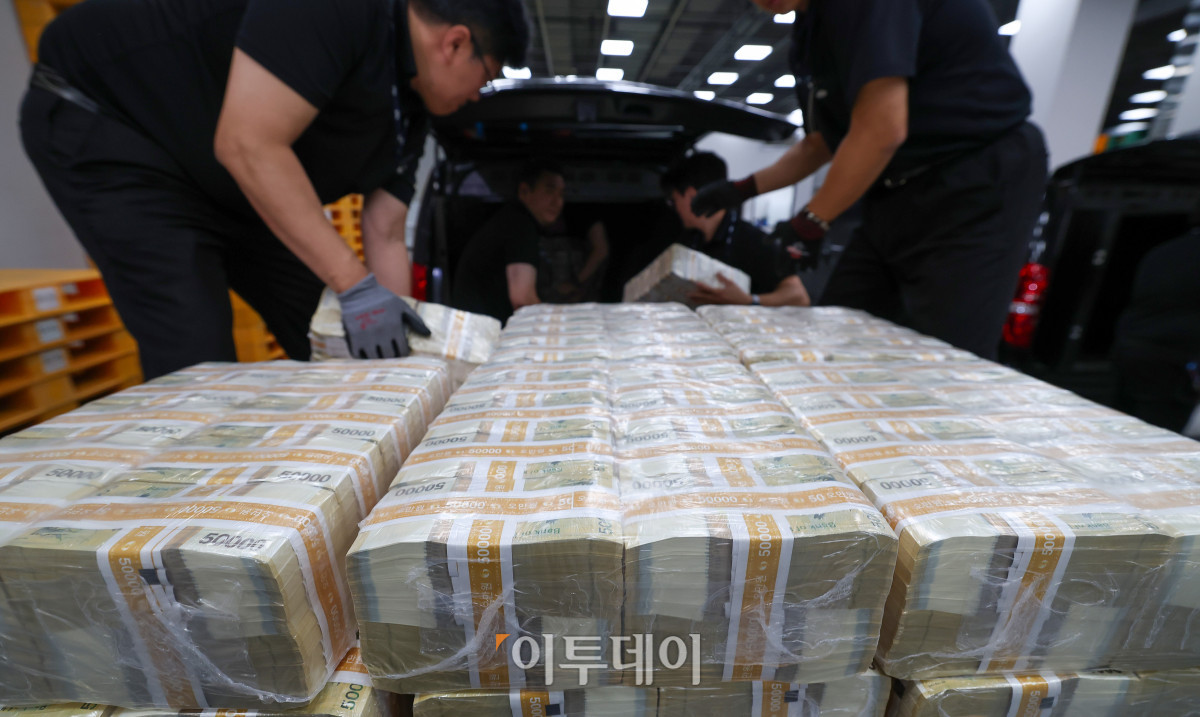 ▲15일 서울 중구 한국은행 화폐수납장에서 관계자들이 추석 화폐 공급을 하고 있다. 사진공동취재단