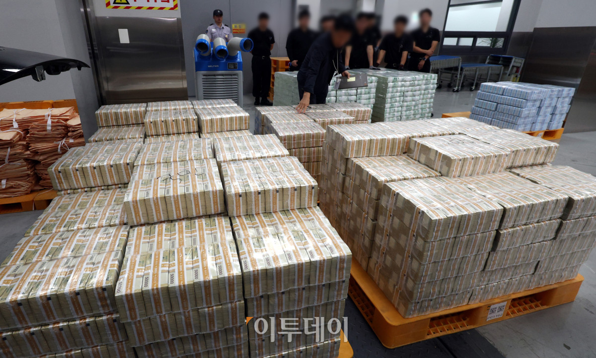 ▲15일 서울 중구 한국은행 화폐수납장에서 관계자들이 추석 화폐 공급을 하고 있다. 사진공동취재단