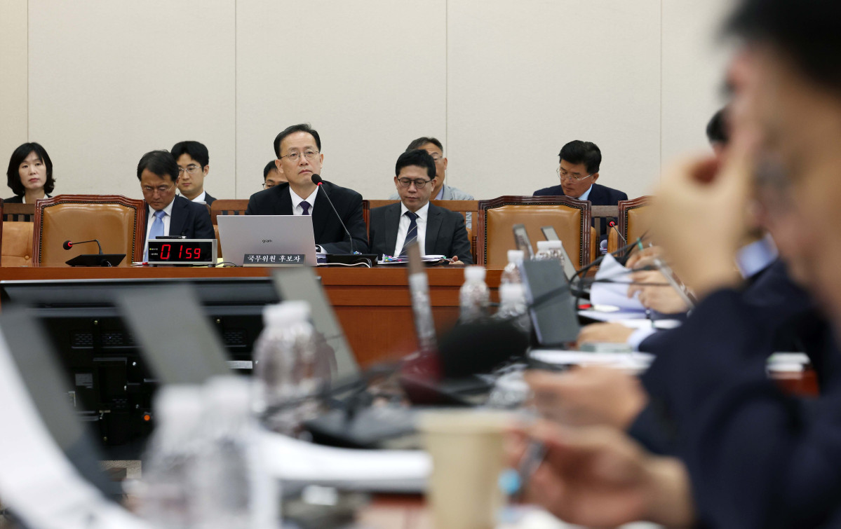 ▲이형일 부총리 겸 재정경제부 장관 후보자가 15일 서울 여의도 국회에서 열린 인사청문회에서 의원 질의를 듣고 있다. 신태현 기자 holjjak@