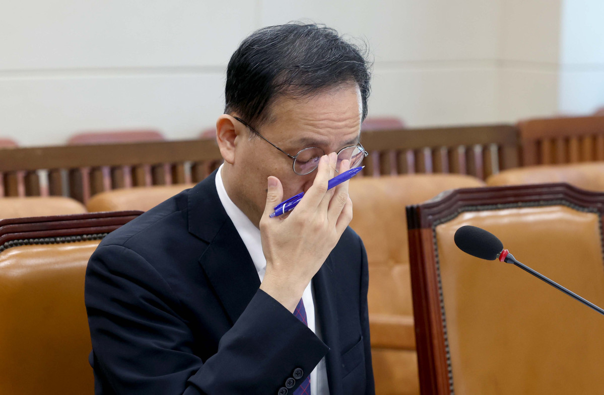 ▲이형일 부총리 겸 재정경제부 장관 후보자가 15일 서울 여의도 국회에서 열린 인사청문회에서 안경을 고쳐쓰고 있다. 신태현 기자 holjjak@