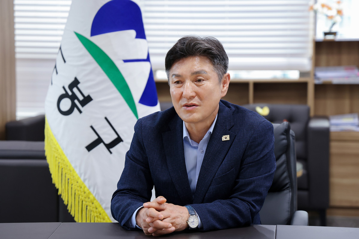 ▲김동욱 서울특별시 도봉구청장이 15일 구청장 집무실에서 본지와 인터뷰를 갖고 있다. (사진 제공 = 서울 도봉구)