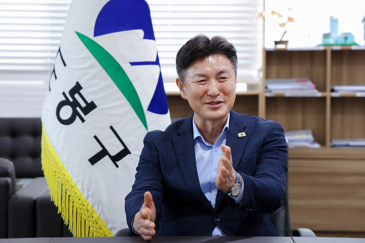 ▲김동욱 서울특별시 도봉구청장이 15일 구청장 집무실에서 이투데이와 인터뷰를 진행하고 있다. (사진 제공 = 서울 도봉구)
