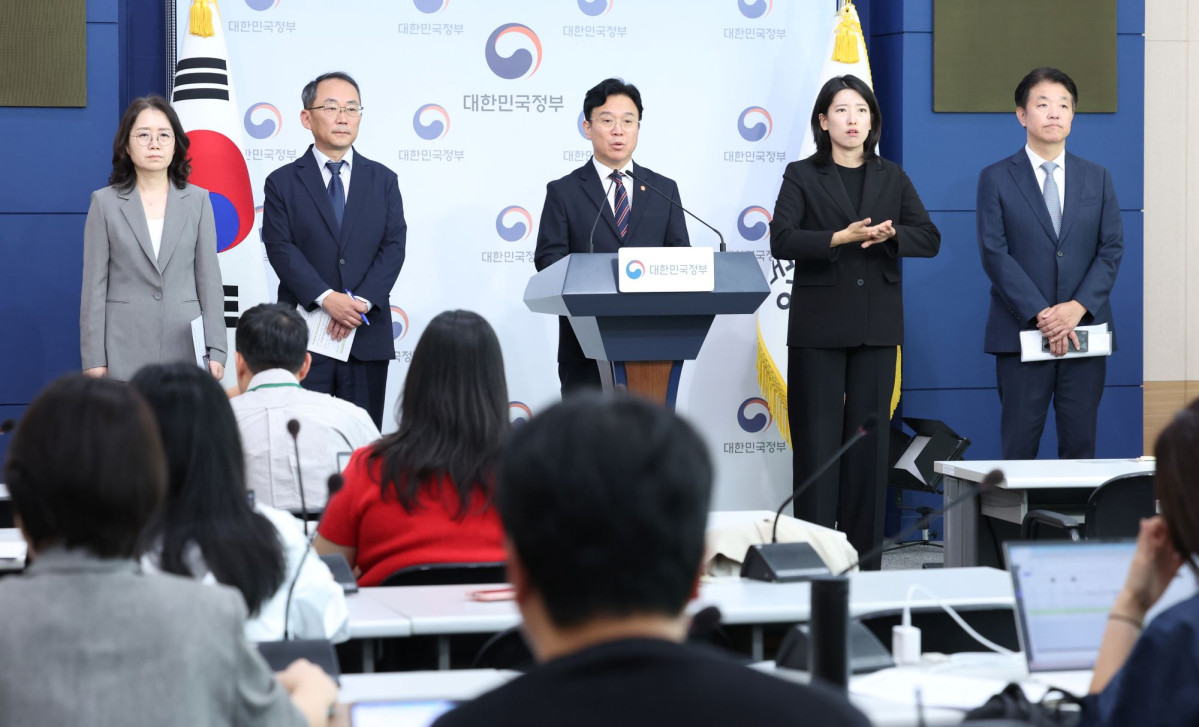 ▲김영훈 고용노동부 장관이 15일 오전 서울 종로구 정부서울청사 별관에서 메가특구 특별법 관련 사회적 대화 제안 발표를 하고 있다. (뉴시스)