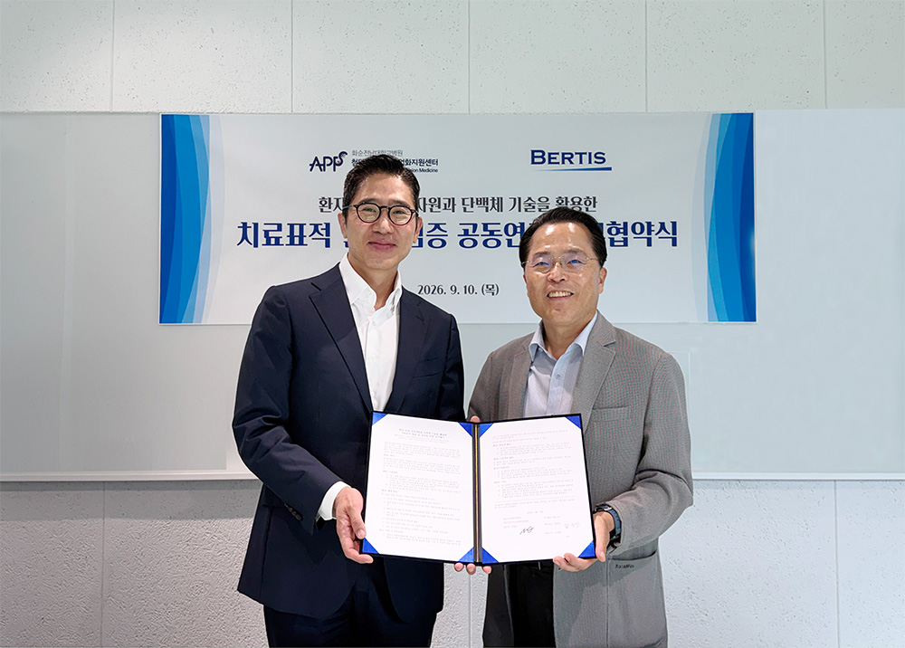▲한승만 베르티스 공동대표(왼쪽)과 신명근 화순전남대학교병원 첨단정밀의료산업화지원센터장이 이달 10일 경기도 과천시 베르티스 본사에서 열린 협약식 후 기념촬영을 하고 있다. (사진제공=베르티스)