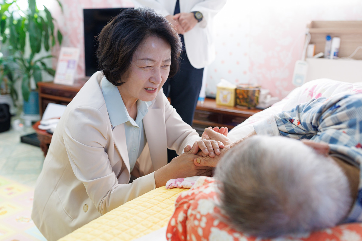 ▲추미애 경기도지사가 15일 수원시의 ‘집으로 찾아가는 돌봄의료’ 이용자 가정을 방문해 80대 남성의 손을 잡고 있다. (경기도)