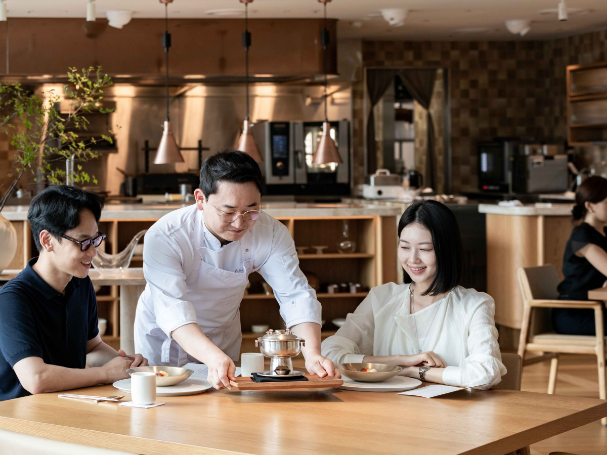 ▲김정환 셰프가 아사달 민어만두를 소개하며 신선로를 설명하고 있다 (사진제공=한화푸드테크)