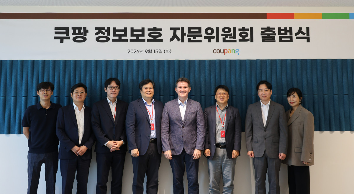 ▲(사진 왼쪽부터)이성진 쿠팡 전무, 안정호 법무법인 세종 변호사, 양제열 경희대 교수, 강유민 김·장 법률사무소 고문, 브렛 매티스 쿠팡 정보보호 최고책임자, 장항배 중앙대 교수, 박민하 쿠팡 전무, 김현경 서울과학기술대 교수 등이 쿠팡 '정보보호자문위원회' 출범식에서 기념사진을 촬영하고 있다. (사진제공=쿠팡)
