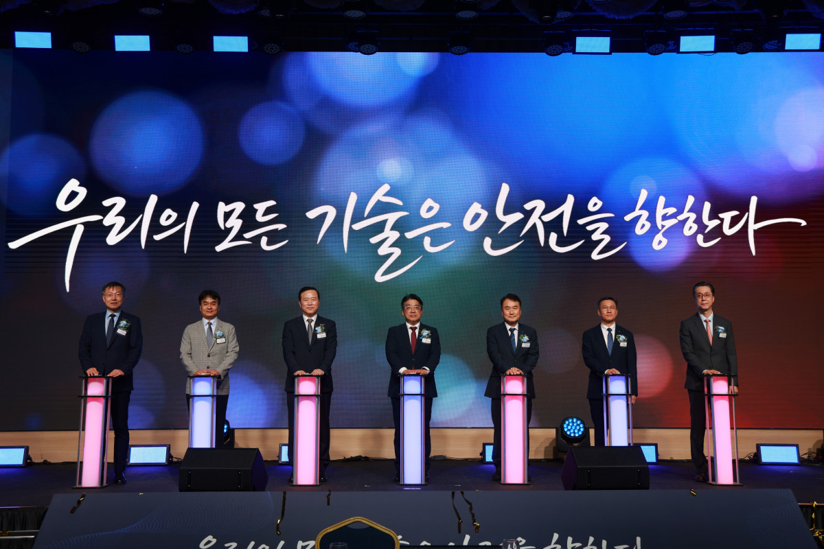 ▲제33회 대한민국 가스안전대상이 15일 서울 한국과학기술회관에서 개최됐다. 사진 왼쪽부터 신동일 가스기술기준위원회 위원장, 이봉우 국립과학수사연구원 원장, 박경국 한국가스안전공사 사장, 양기욱 산업통상부 산업자원안보실장, 남화영 한국전기안전공사 사장, 장종일 한국가스공사 부사장, 송재호 한국도시가스협회 회장. (사진제공=한국가스안전공사)