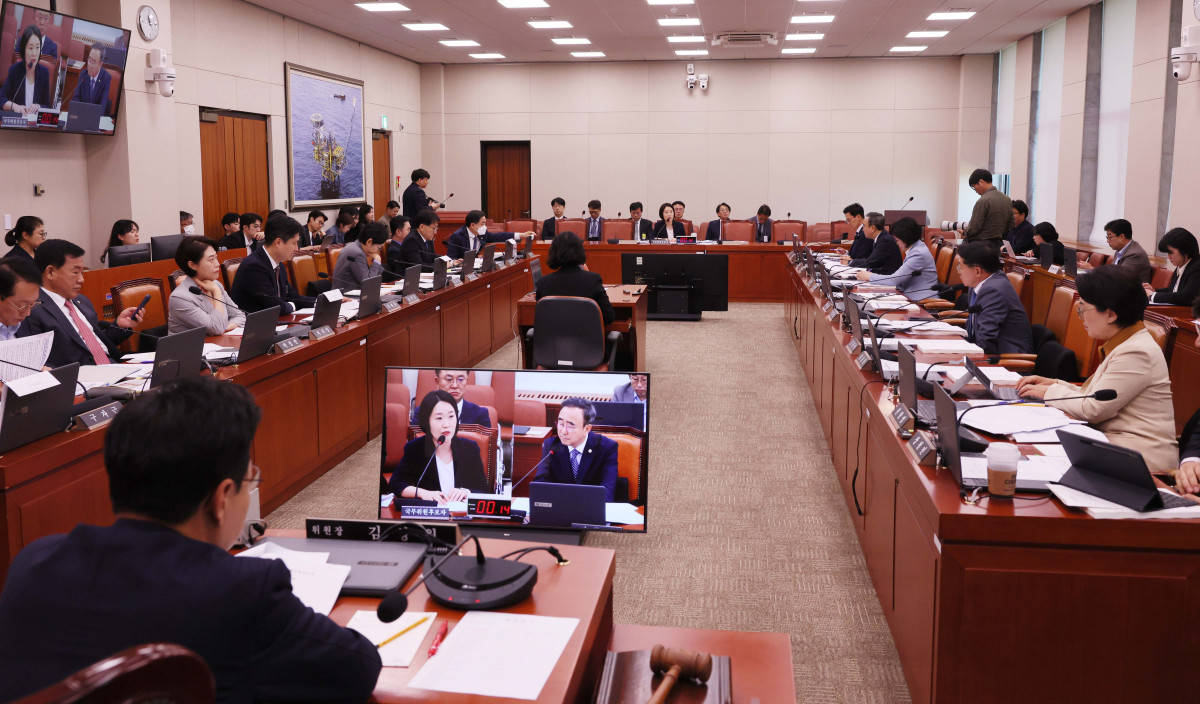 ▲이소영 중소벤처기업부 장관 후보자가 15일 서울 여의도 국회에서 열린 인사청문회에서 의원 질의에 답하고 있다. 신태현 기자 holjjak@