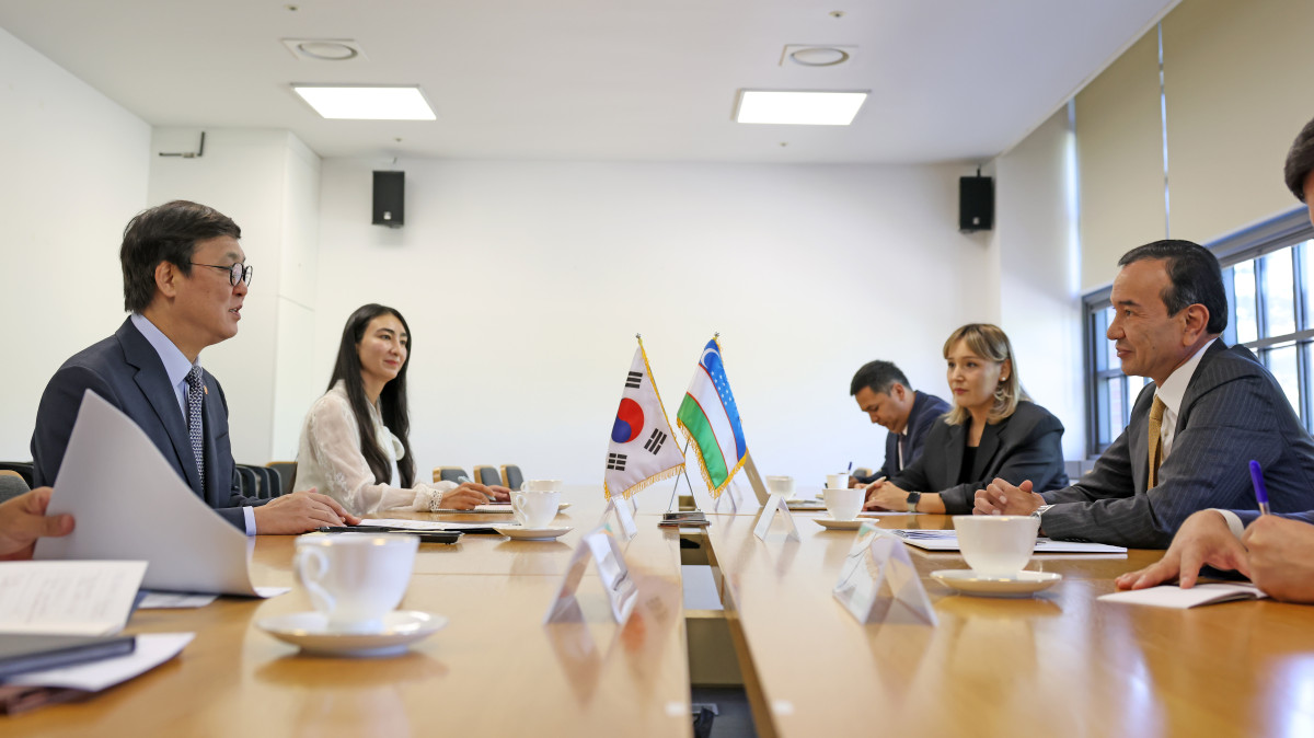 ▲최휘영 문화체육관광부 장관이 15일 서울 종로구 국립현대미술관 서울관에서 오즈드베크 아흐마도비치 나자르베코프(Ozodbek Ahmadovich Nazarbekov) 우즈베키스탄 문화부 장관과 면담을 하고 있다. (사진제공=문체부)