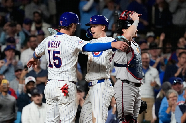 ▲14일(현지시간) 미국 일리노이주 시카고에서 열린 야구 경기 6회, 시카고 컵스의 피트 크로-암스트롱(중앙)이 2점 홈런을 친 뒤 카슨 켈리(왼쪽)와 기쁨을 나누고 있다. 애틀랜타 브레이브스의 포수 숀 머피가 그라운드를 바라보고 있다. (AP/연합뉴스)