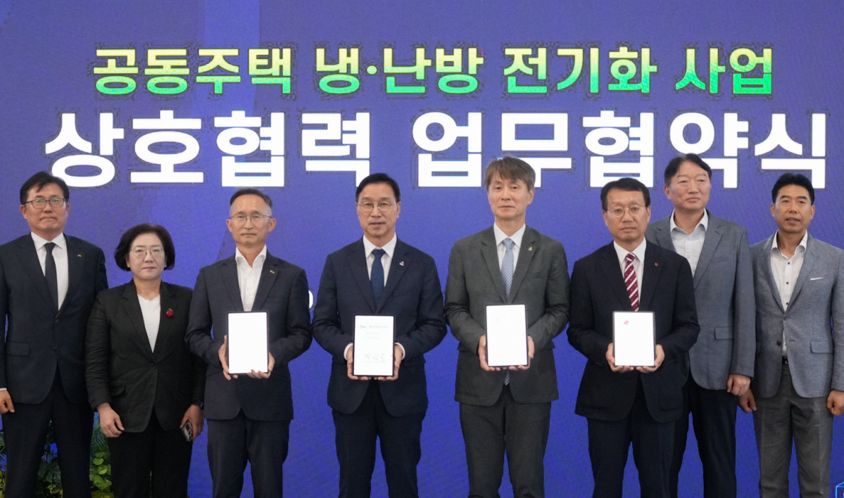▲LG전자가 국내 최초로 주민들이 실제 거주 중인 아파트 단지에 히트펌프를 설치해, 한국형 냉·난방 및 급탕 전기화 실증에 나선다. 사진은 15일 진행된 '공동주택 냉·난방 전기화 및 P2H 실증사업' 업무협약식에 참여한 김대현 제주개발공사 주거복지사업본부장(좌측 3번째부터), 위성곤 제주도지사, 김택수 한국생산기술연구원 원장 직무대행, LG전자 ES연구소장 오세기 부사장. (사진제공=LG전자)