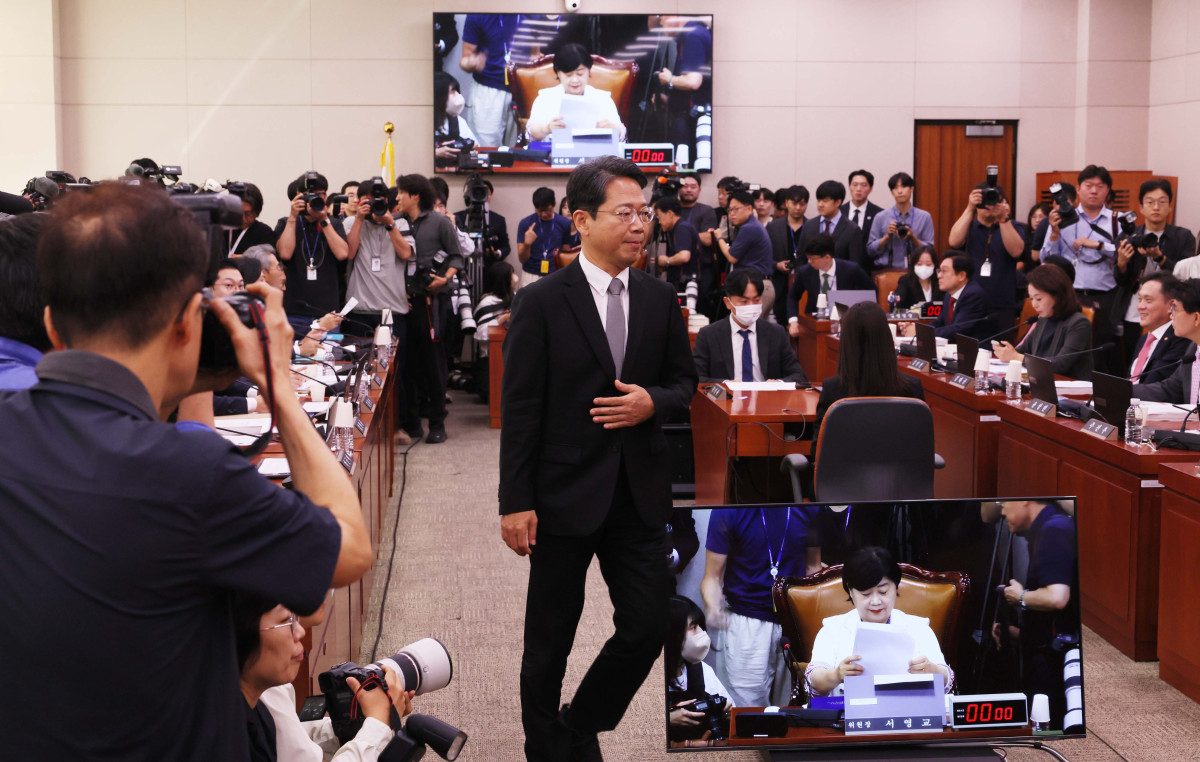 ▲김승원 법무부 장관 후보자가 15일 서울 여의도 국회에서 열린 인사청문회에서 서영교 법사위원장에게 선서문을 제출한 뒤 발언대로 돌아가고 있다. 신태현 기자 holjjak@