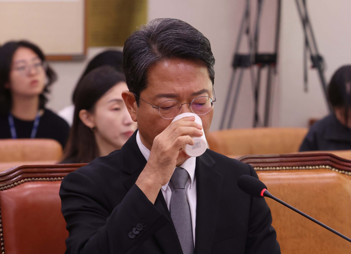 ▲김승원 법무부 장관 후보자가 15일 서울 여의도 국회에서 열린 인사청문회에서 물을 마시고 있다. 신태현 기자 holjjak@