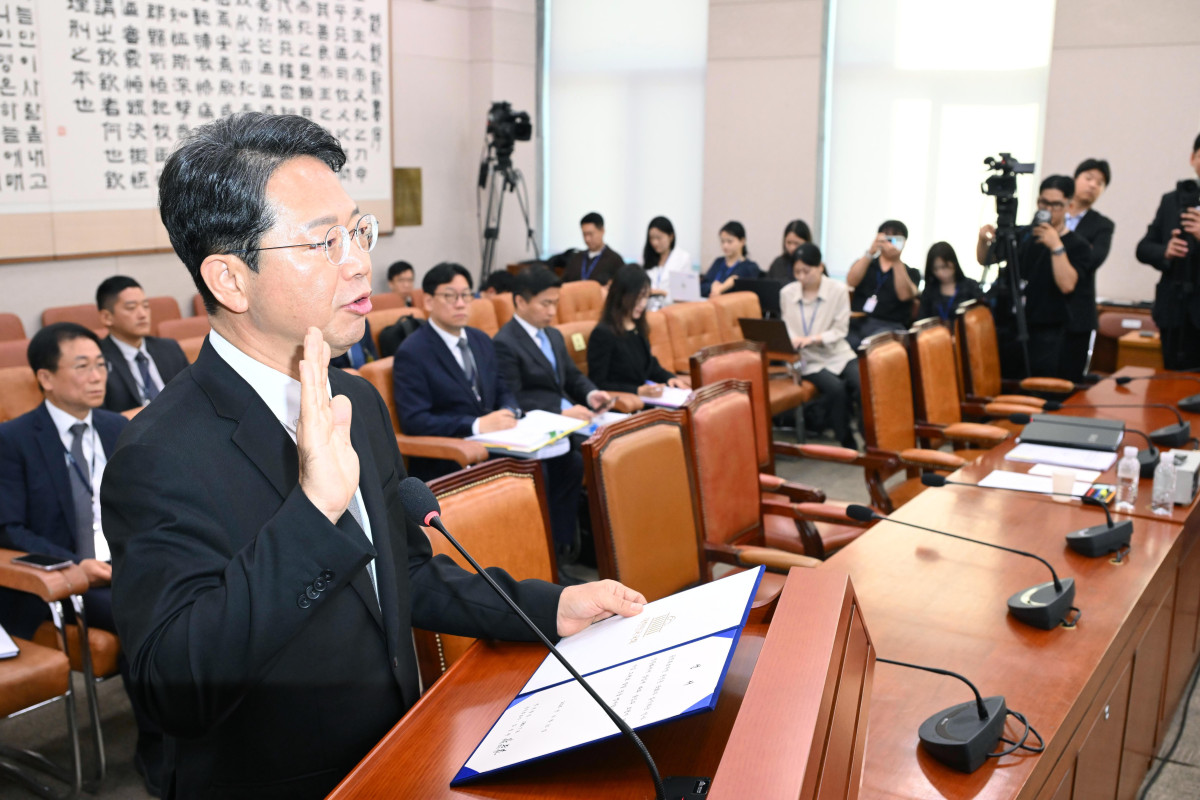▲김승원 법무부 장관 후보자가 15일 서울 여의도 국회에서 열린 인사청문회에서 선서를 하고 있다. 신태현 기자 holjjak@