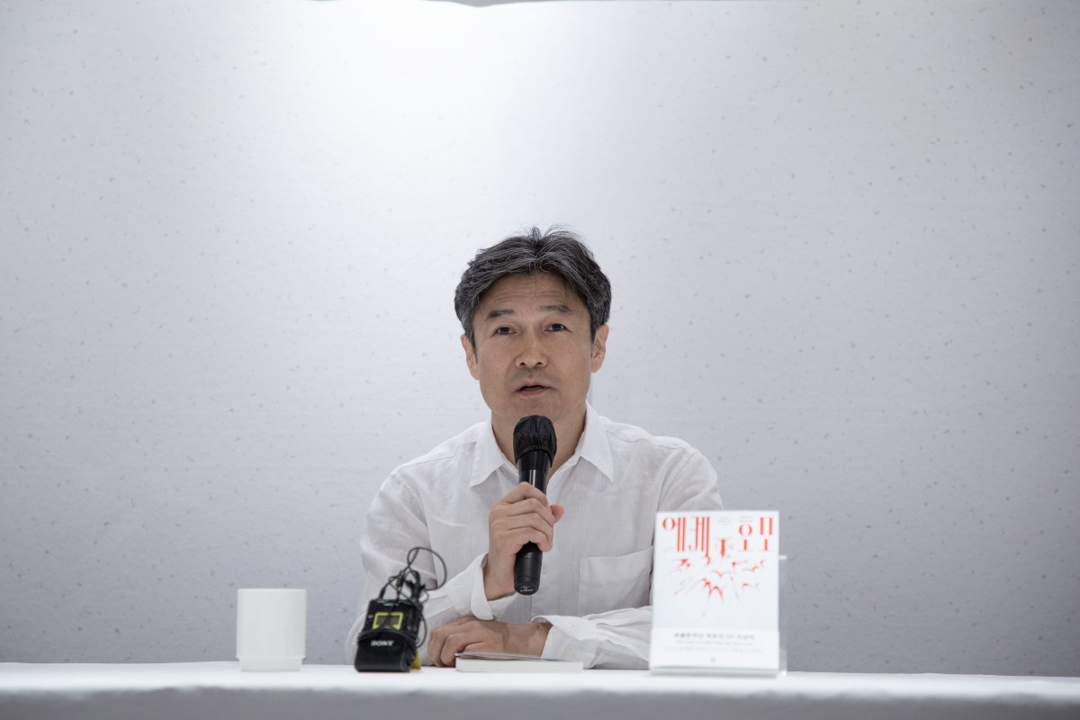 ▲15일 오수완 작가가 서울 중구 달개비에서 열린 신간 ‘에케 호모’ 출간 기념 기자간담회에서 발언하고 있다. (다산북스)