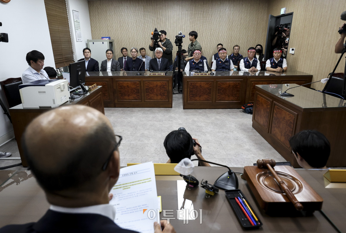 ▲15일 서울 영등포구 서울지방노동위원회에서 열린 서울시내버스 노사 지방노동위원회 2차 조정 회의에 박점곤 서울시버스노조위원장과 김정환 서울시버스운송사업조합 이사장이 참석해 있다. 이날 서울지방노동위원회는 서울시버스노동조합의 노동 쟁의 관련 분쟁에 대한 2차 조정 회의를 개최한다. 버스노조는 협상 시한을 이날로 못 박고 결렬되면 16일 첫차부터 파업하겠다고 예고했다. 고성준 기자 joonko1@